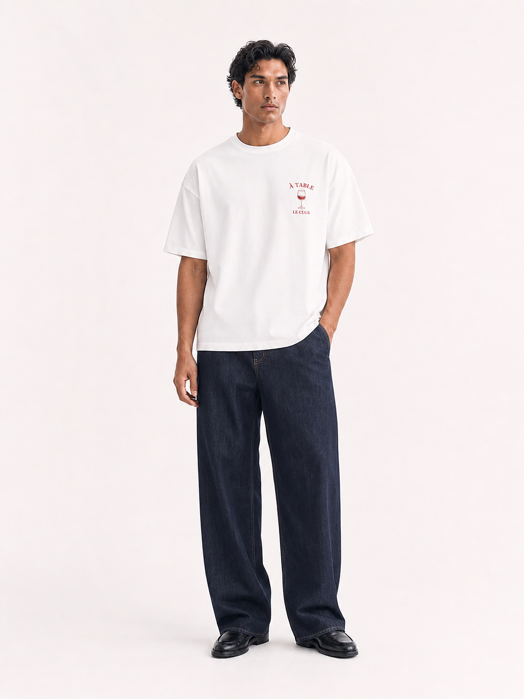 À Table Tee | White — model, front